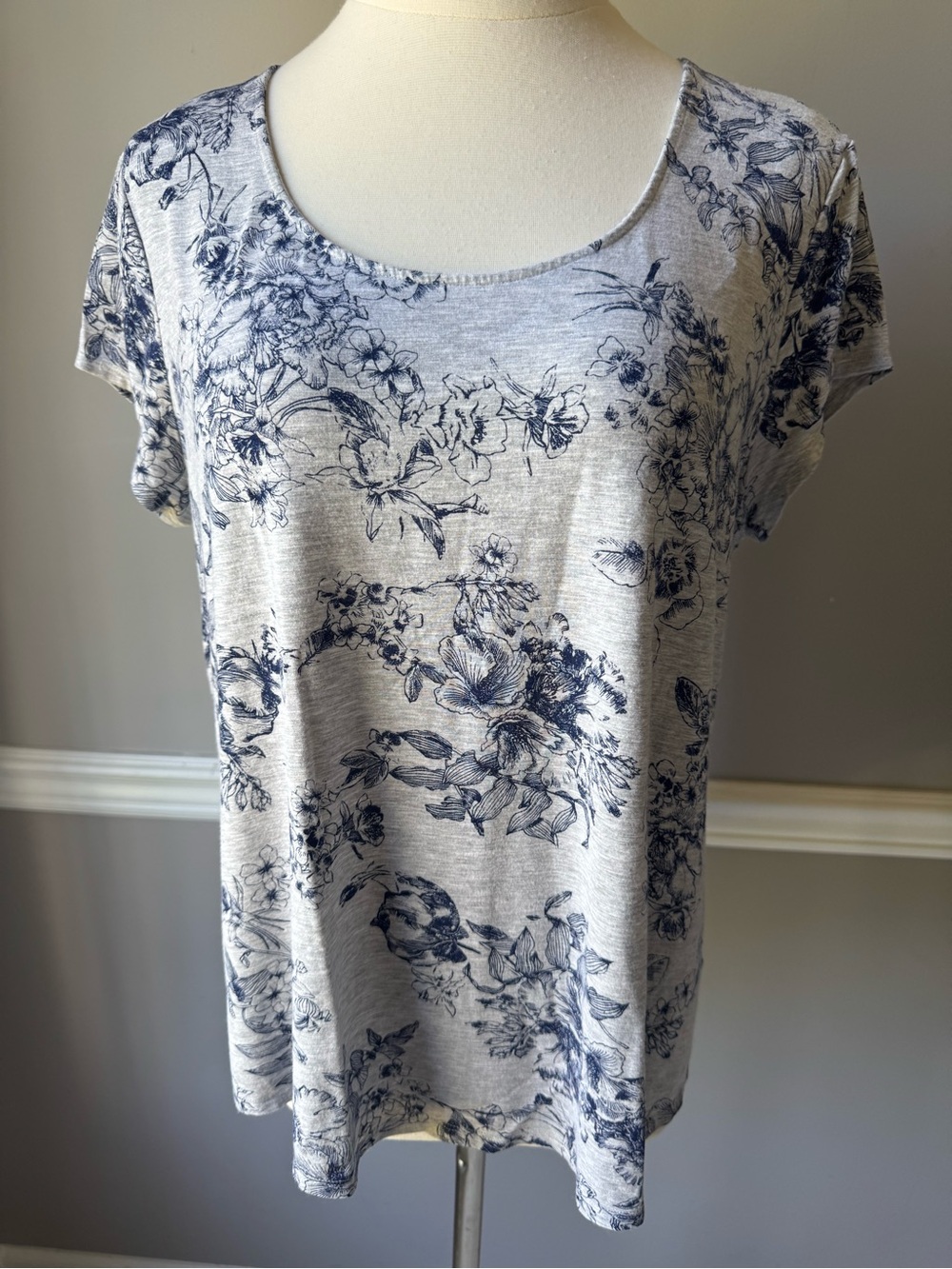 Soma Light Gray Scoop Neck Tee with Navy Floral Print